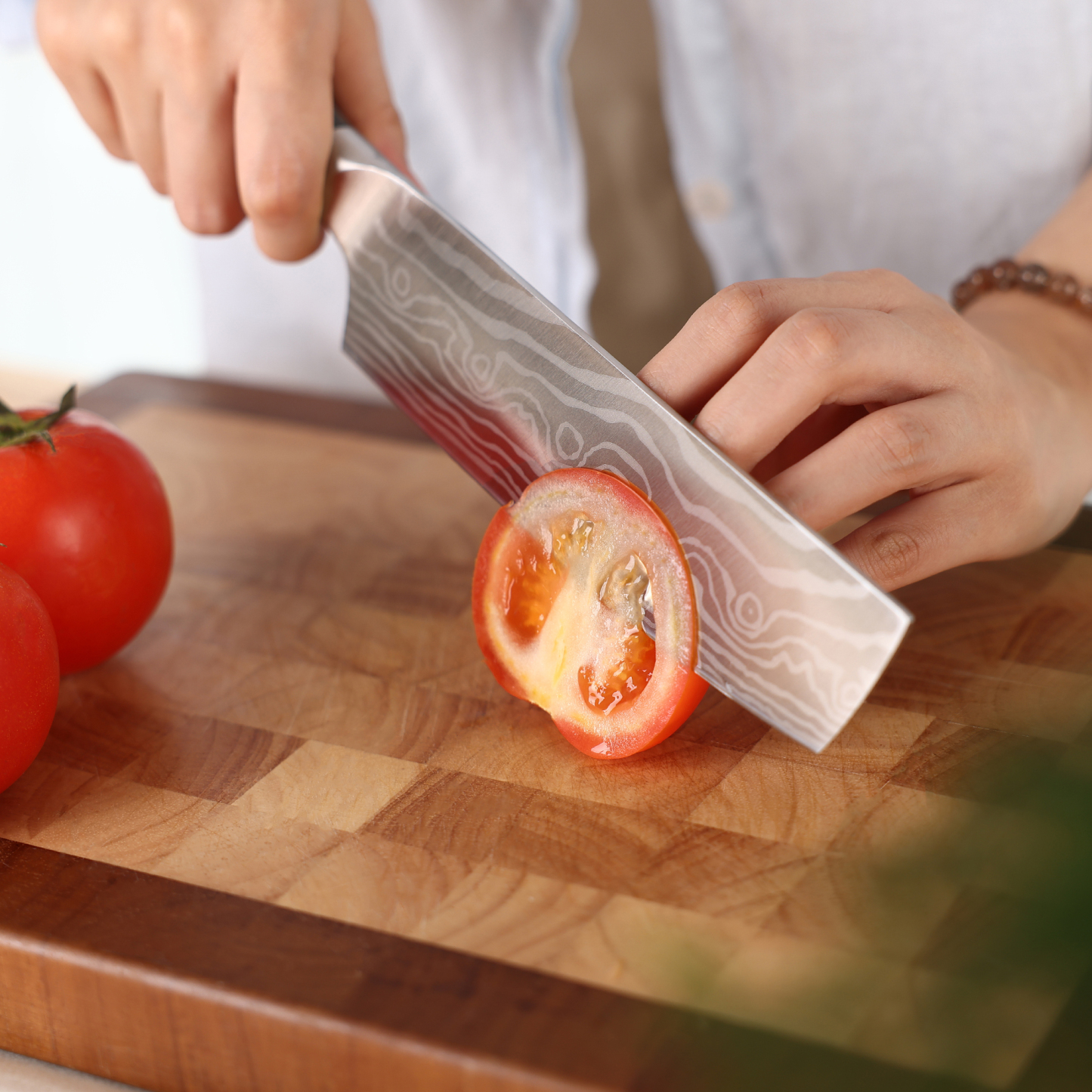 Hecef 8-Inch Chef Knife with Japanese Damascus Pattern and Ergonomic Wood Handle