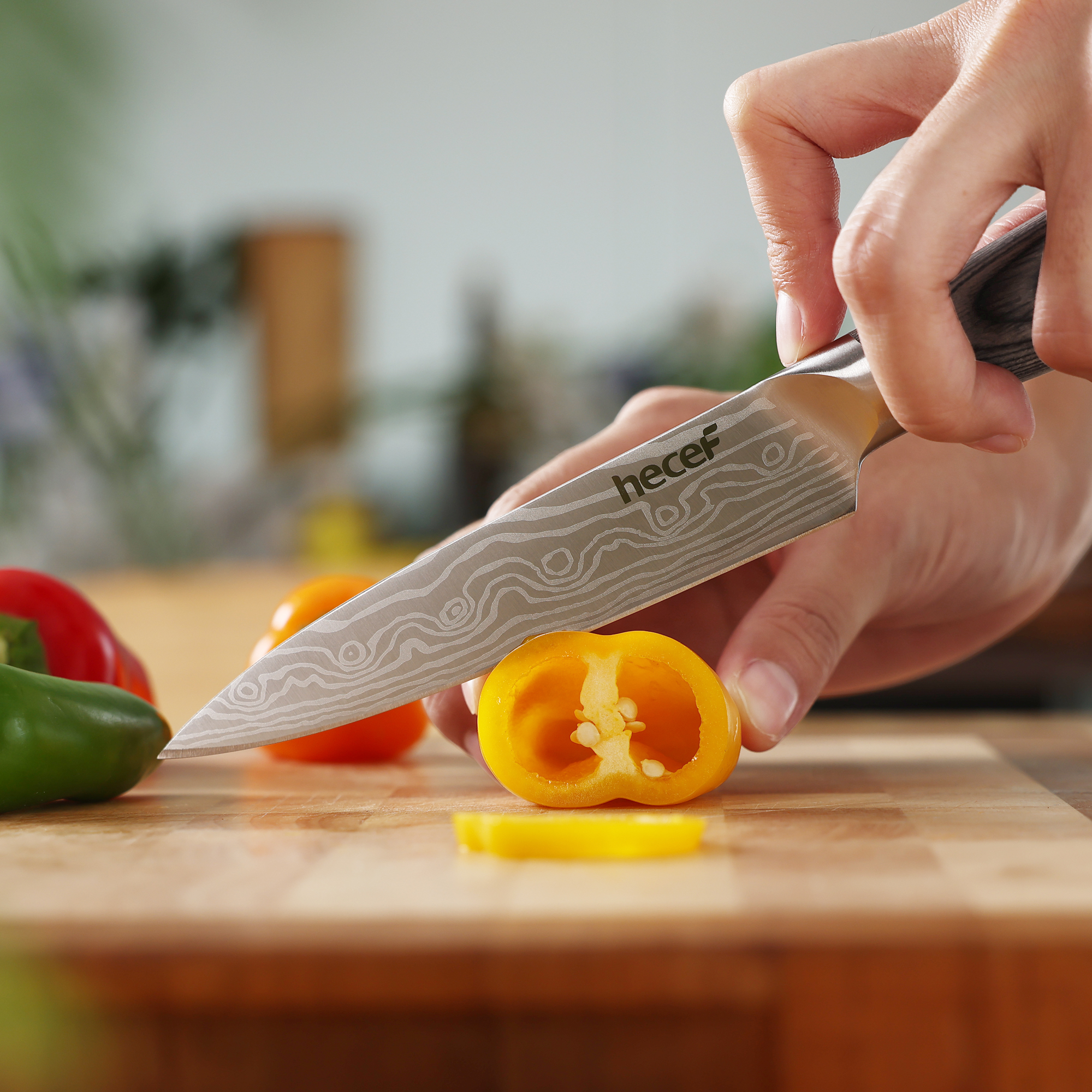 Hecef 8-Inch Chef Knife with Japanese Damascus Pattern and Ergonomic Wood Handle