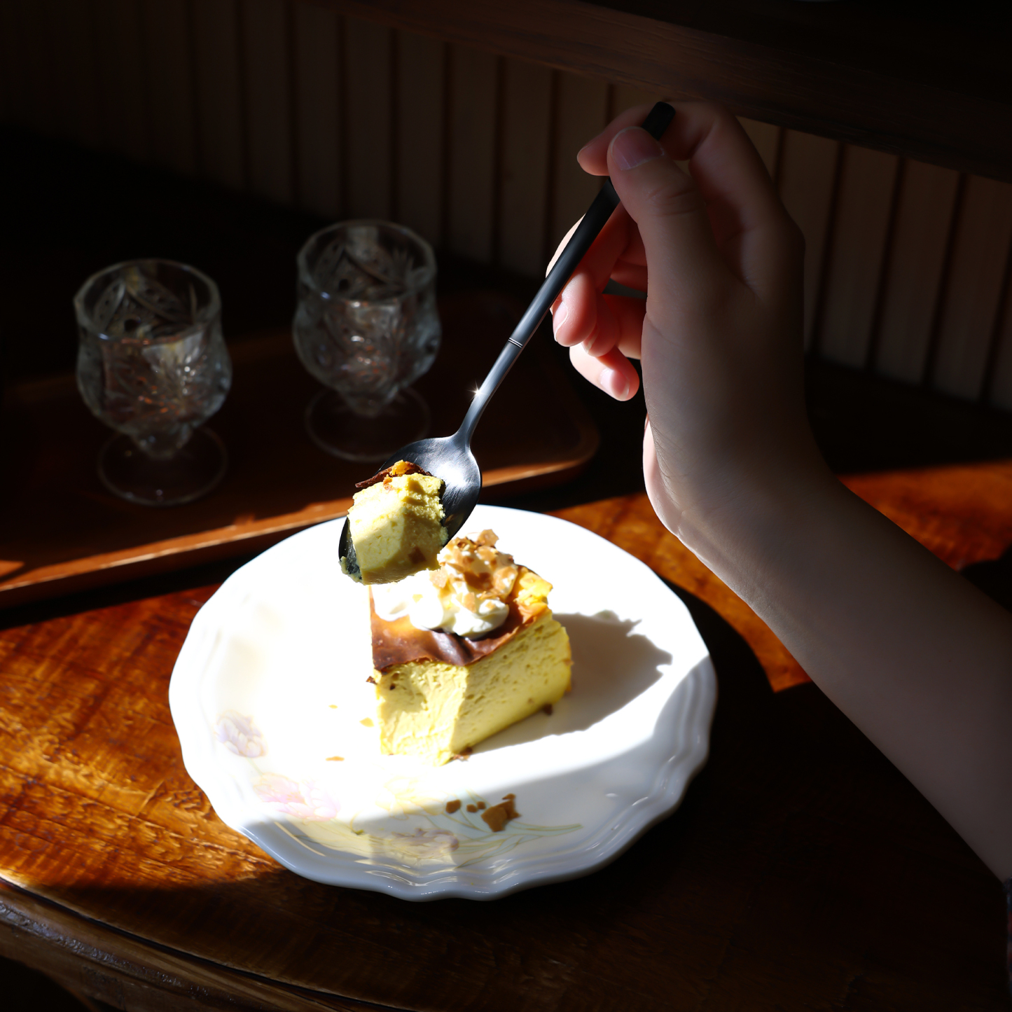 {Hecef Kitchenware}{knife}{cheese board}