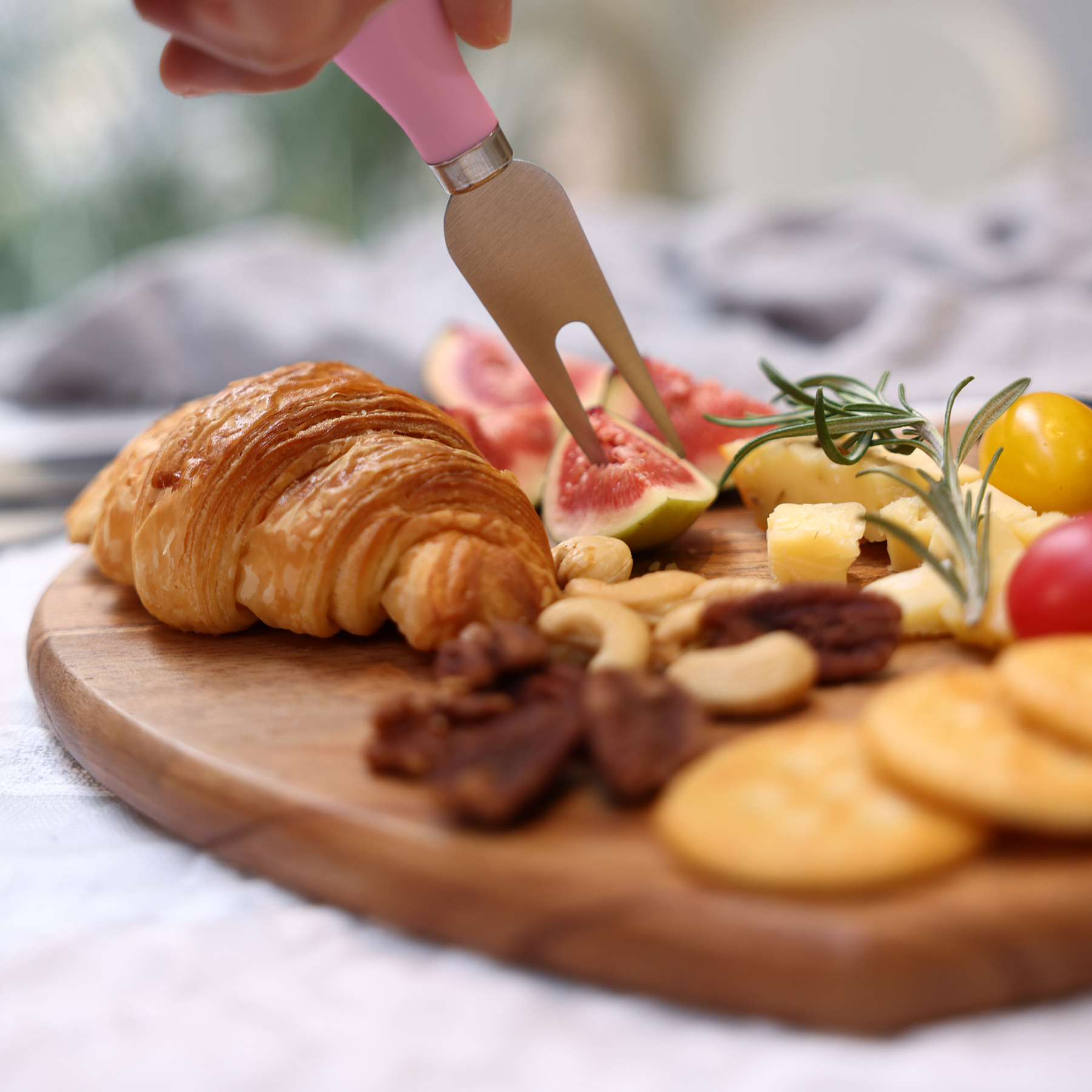 {Hecef Kitchenware}{knife}{cheese board}
