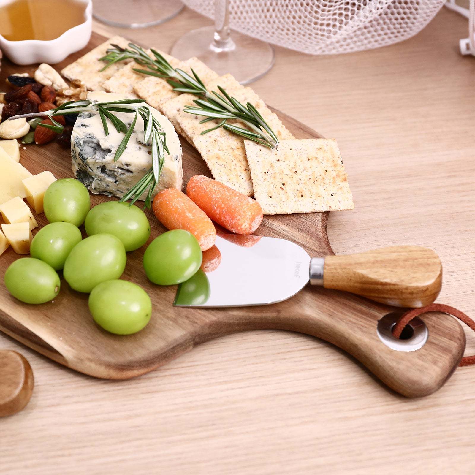 {Hecef Kitchenware}{knife}{cheese board}