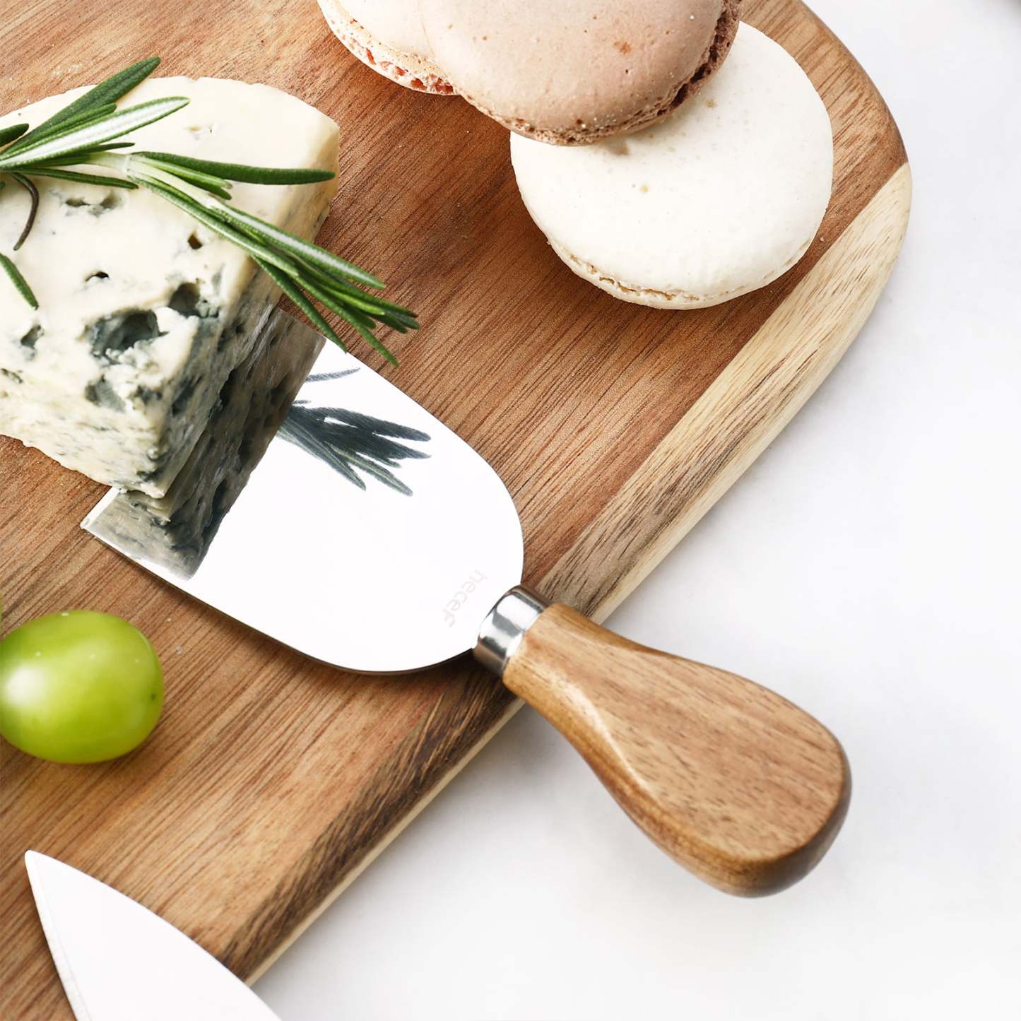 {Hecef Kitchenware}{knife}{cheese board}