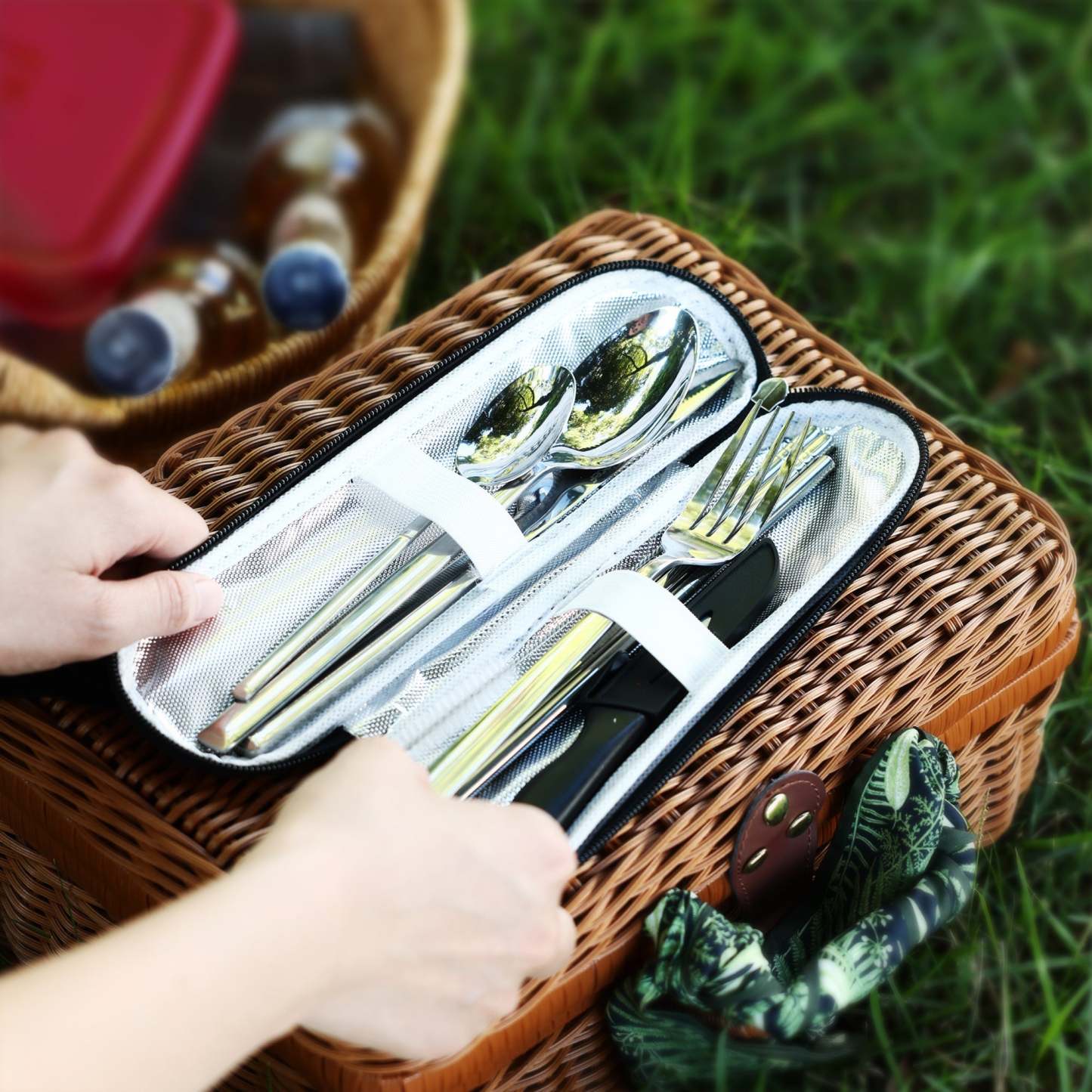 {Hecef Kitchenware}{knife}{cheese board}