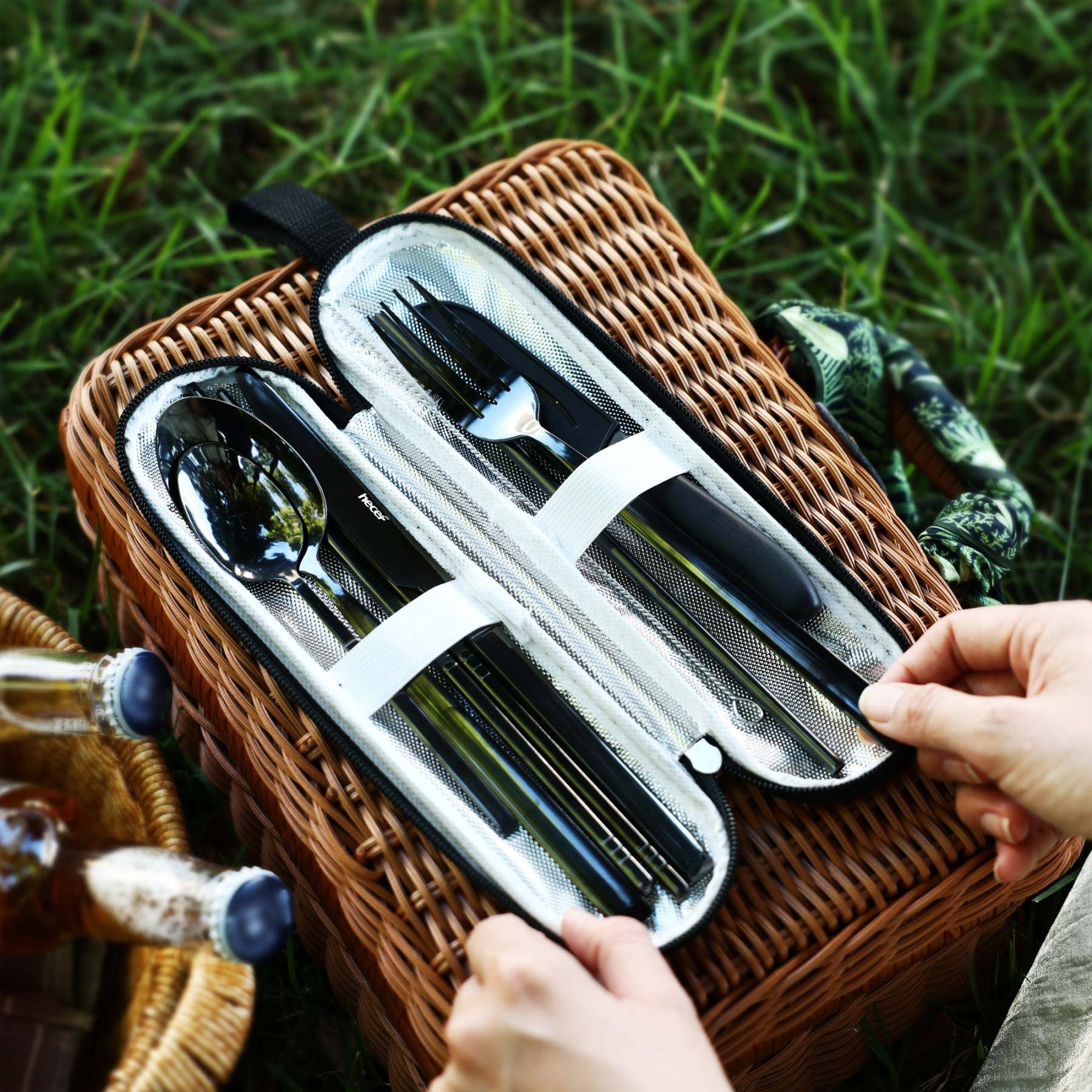 {Hecef Kitchenware}{knife}{cheese board}