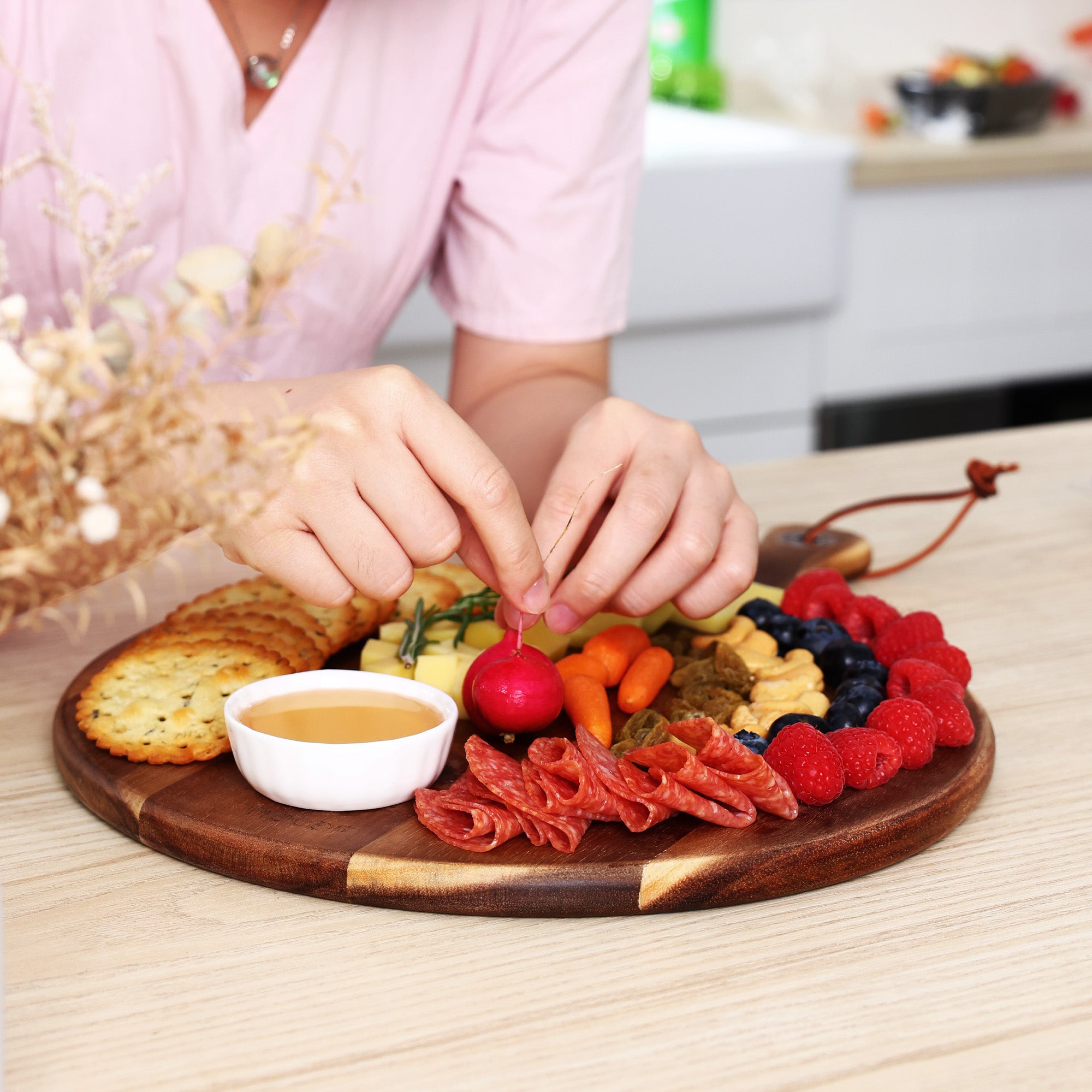 Hecef 12 Inch Large Cheese Board Premium Acacia Wood Charcuterie Board, Round Cheese Platter Cutting Board with Paddle Handle for Pizza Fruits Vegetables Bread, Food Serving Tray Gift Set for Kitchen - Hecef Kitchen