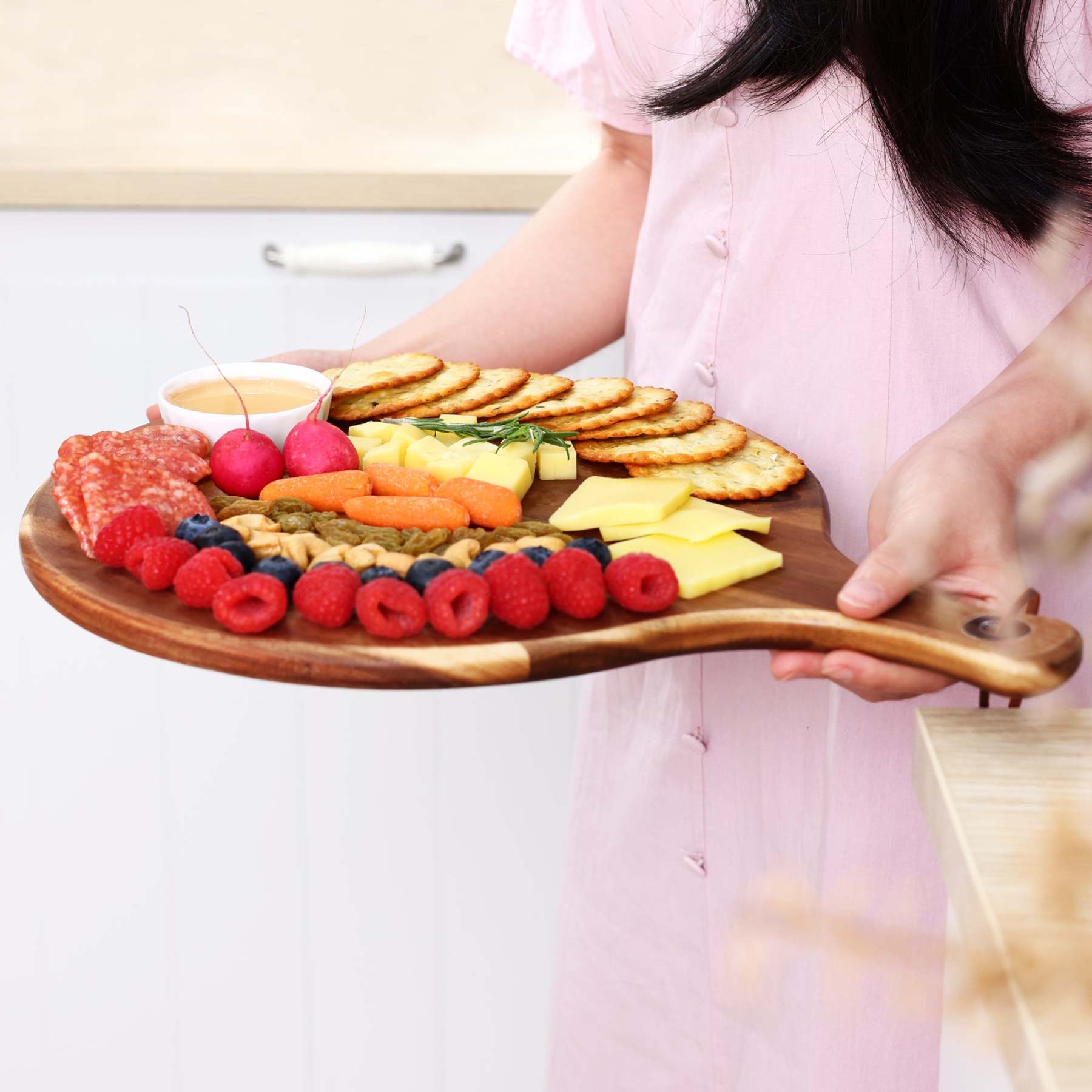{Hecef Kitchenware}{knife}{cheese board}