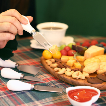 {Hecef Kitchenware}{knife}{cheese board}