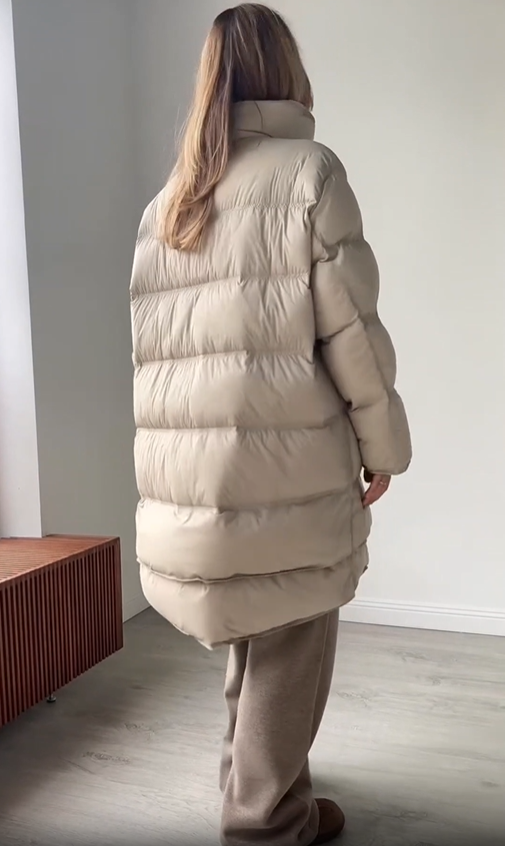 Adjustable buckle-fastening down jacket