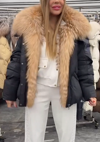 Short, puffy down jacket with faux fur collar