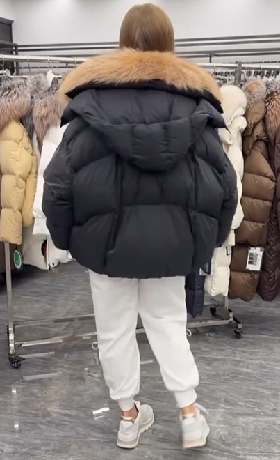 Short, puffy down jacket with faux fur collar
