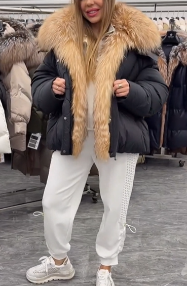 Short, puffy down jacket with faux fur collar