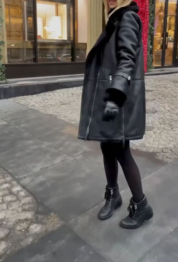 [Copy]Elegant  Short Puffer Coat featuring Plush Faux Fur Trim