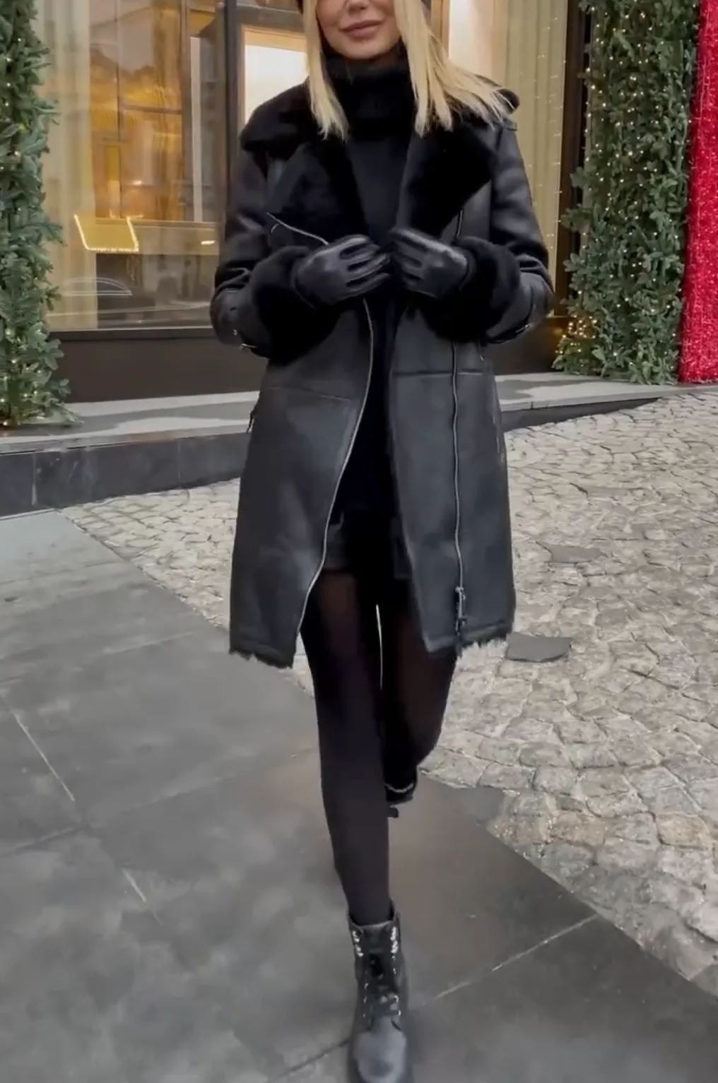 [Copy]Elegant  Short Puffer Coat featuring Plush Faux Fur Trim