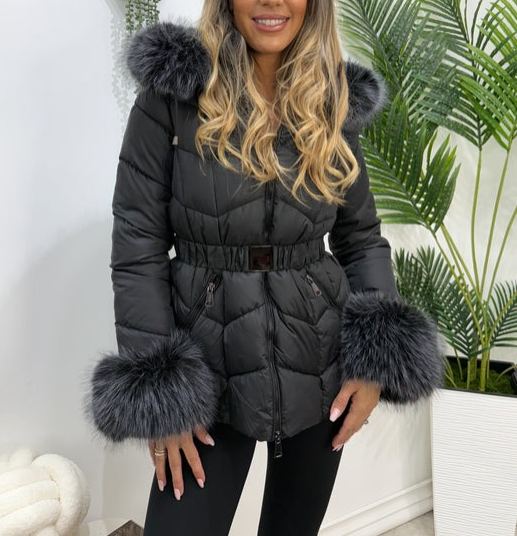 [Copy]Quilted down jacket with ultra faux fur hood and cuffs