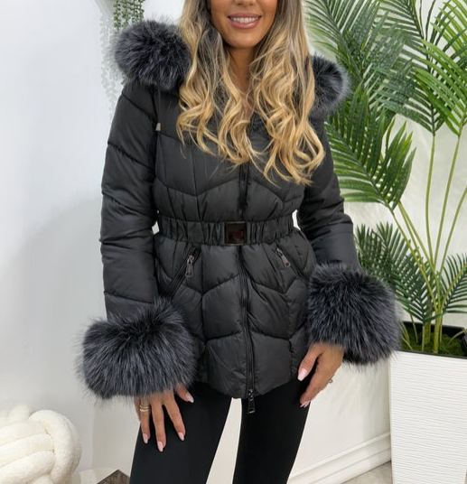 [Copy]Quilted down jacket with ultra faux fur hood and cuffs