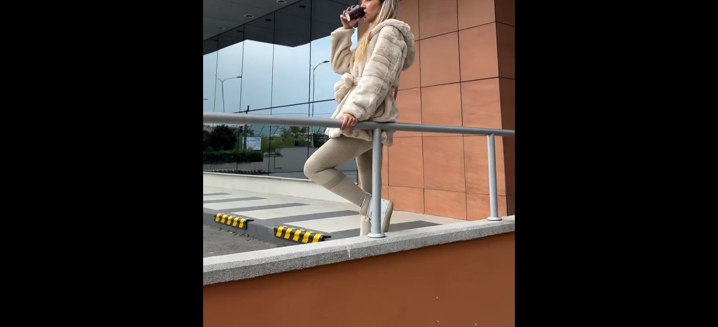 [Copy]Suede wind jacket with oversized light brown faux fur hood/cuffs and cinched waist