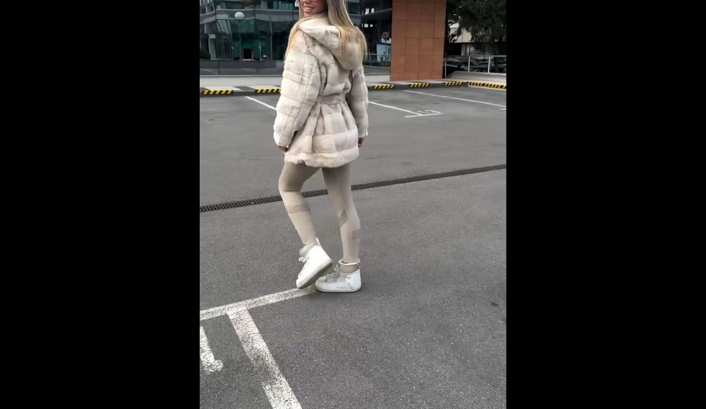 [Copy]Suede wind jacket with oversized light brown faux fur hood/cuffs and cinched waist