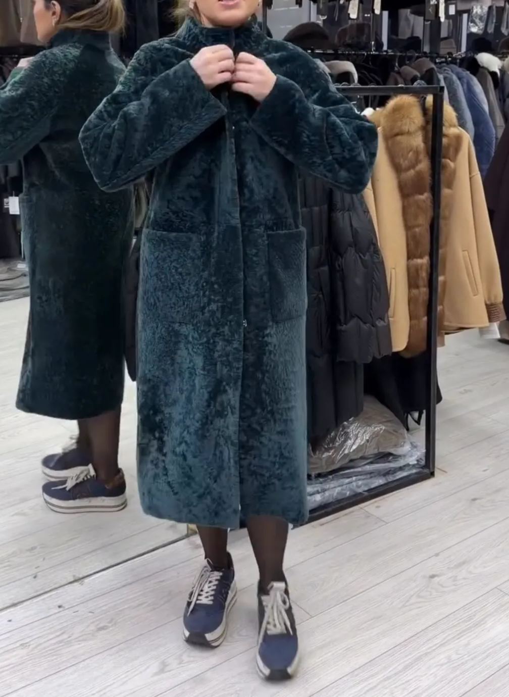 [Copy]Black Longline Trench-Style Puffer Coat with Faux Fur Collar & Snakeskin Detail