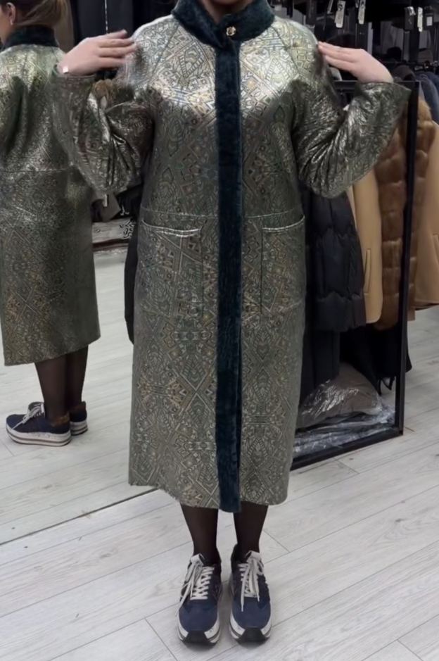 [Copy]Black Longline Trench-Style Puffer Coat with Faux Fur Collar & Snakeskin Detail