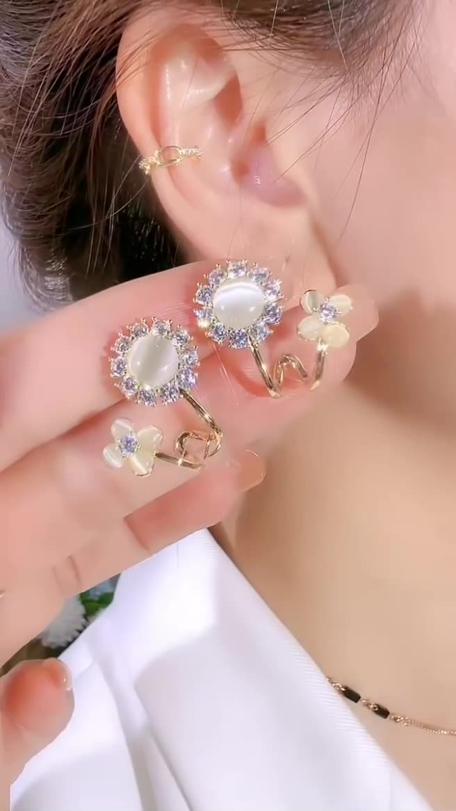 Fashionable and high-end cat's eye flower earrings