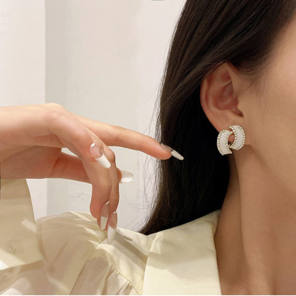 Fashionable geometric double C elegant earrings for women A pair