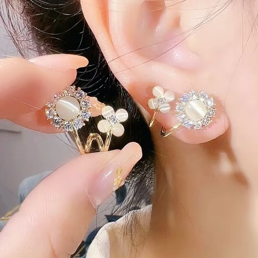 Fashionable and high-end cat's eye flower earrings