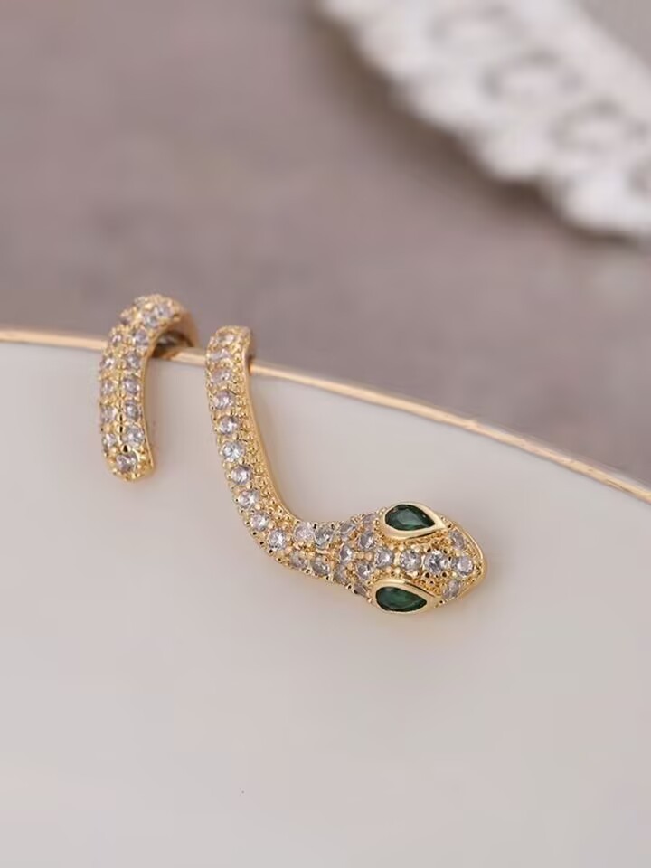 Fashionable and personalized full diamond snake-shaped earrings A Pair