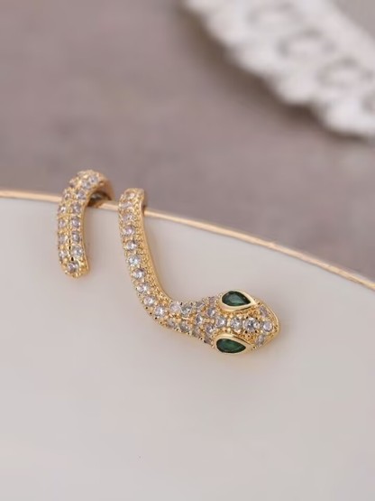 Fashionable and personalized full diamond snake-shaped earrings A Pair