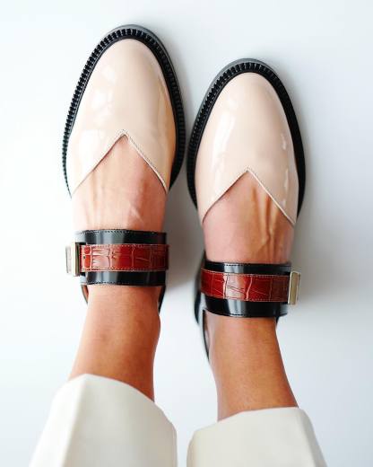 Women's belt buckle sandals
