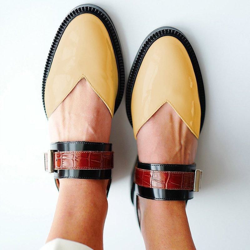 Women's belt buckle sandals