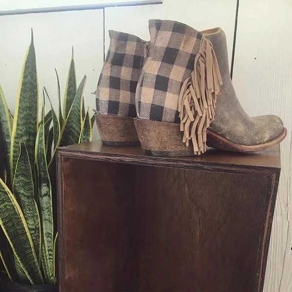New women's round toe European and American women's leather boots side zipper fashion boots thick warm tassel boots mid-heel women's shoes