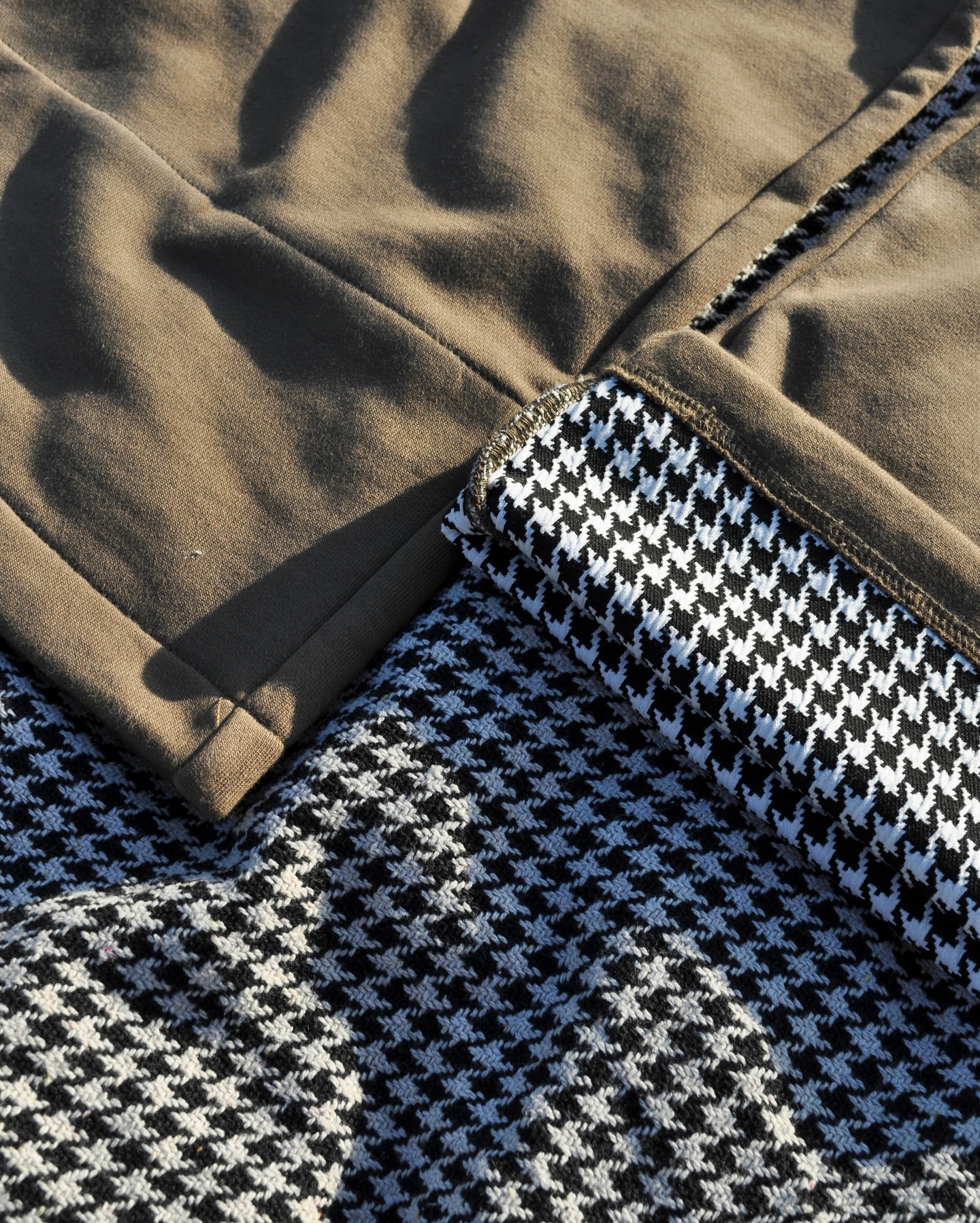 LAZY PLAID SWEATS