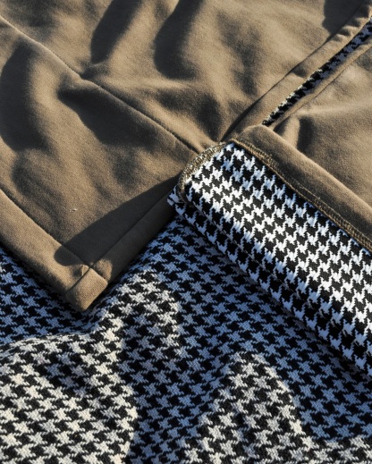 LAZY PLAID SWEATS