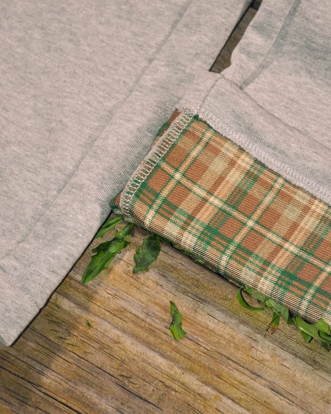 LAZY PLAID SWEATS