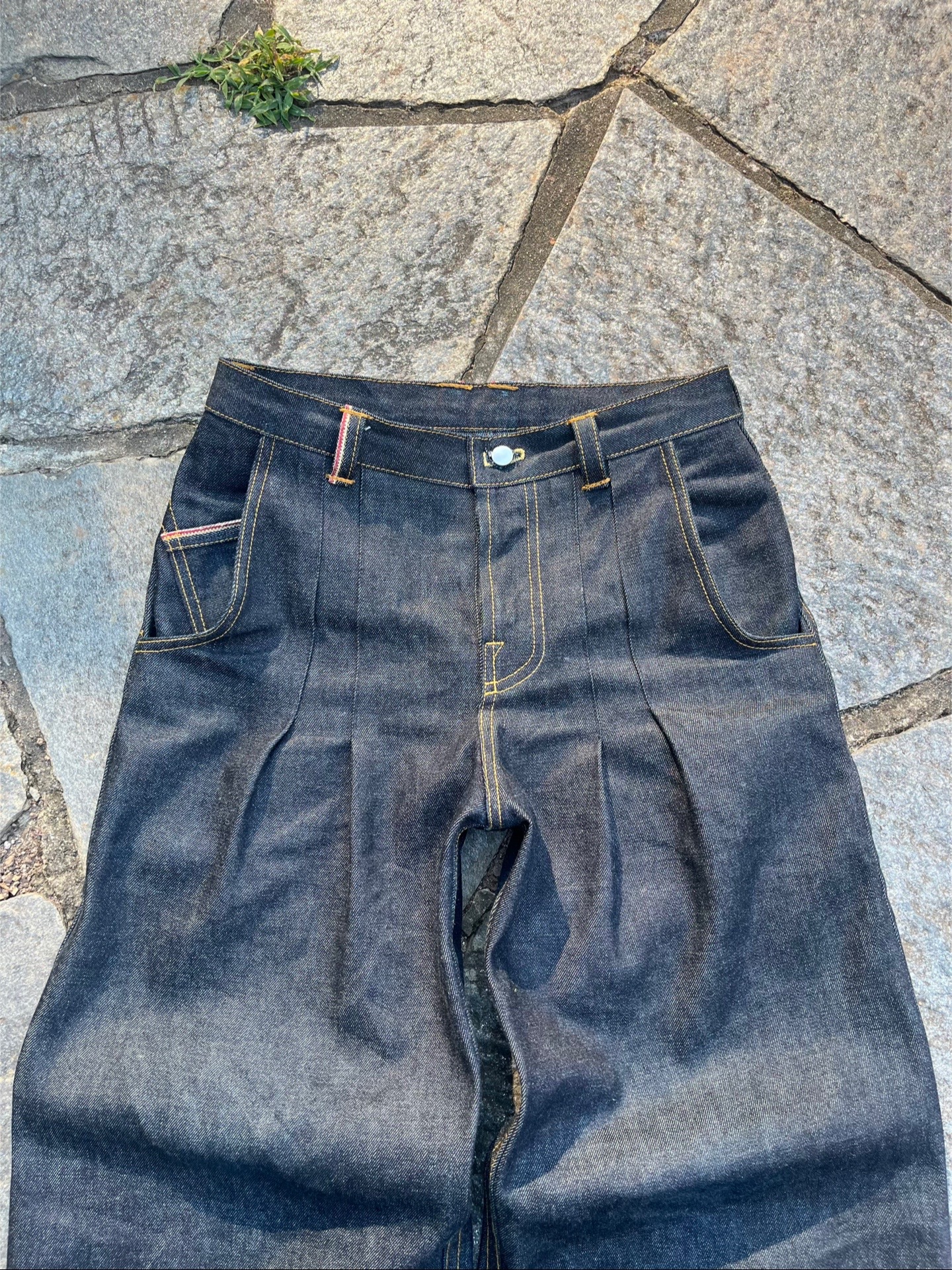 Pleated jeans