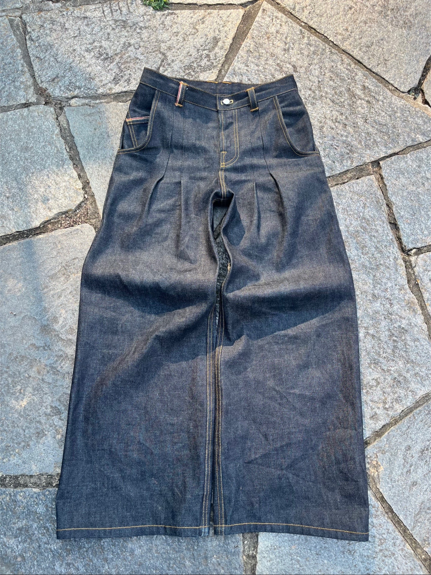 Pleated jeans