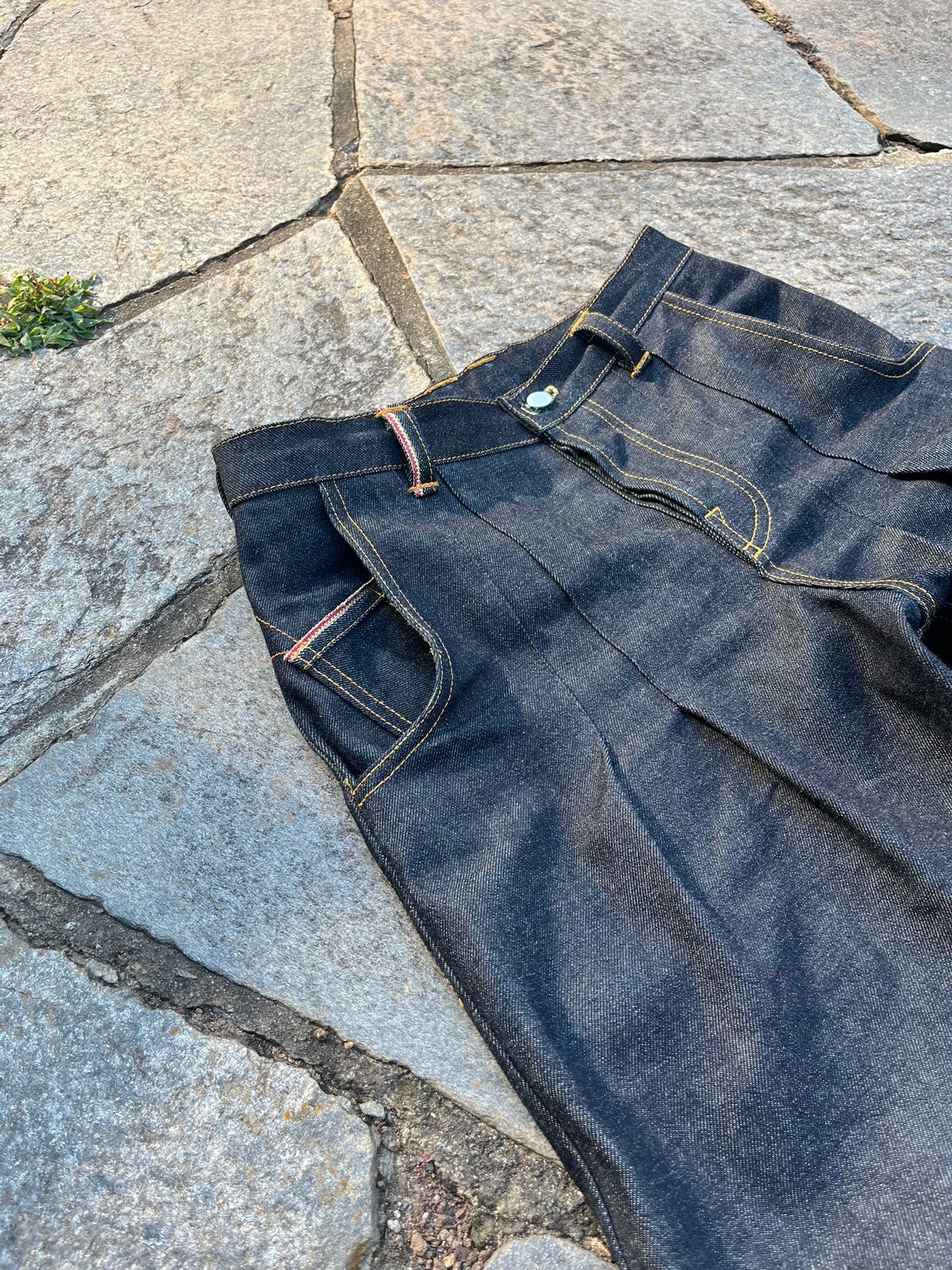 Pleated jeans