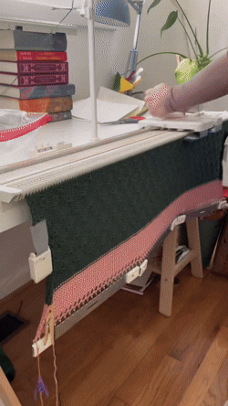 CZ_Přenosný domácí pletací stroj pro ruční pletení svetrů, kardiganů, ponožek, šál, čepic, šál, dek a doplňků. Vhodný pro začátečníky, kompatibilní s přízí a bez nutnosti elektřiny.