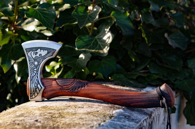 Ručně vyrobená kempingová sekera Viking s 3letou zárukou
