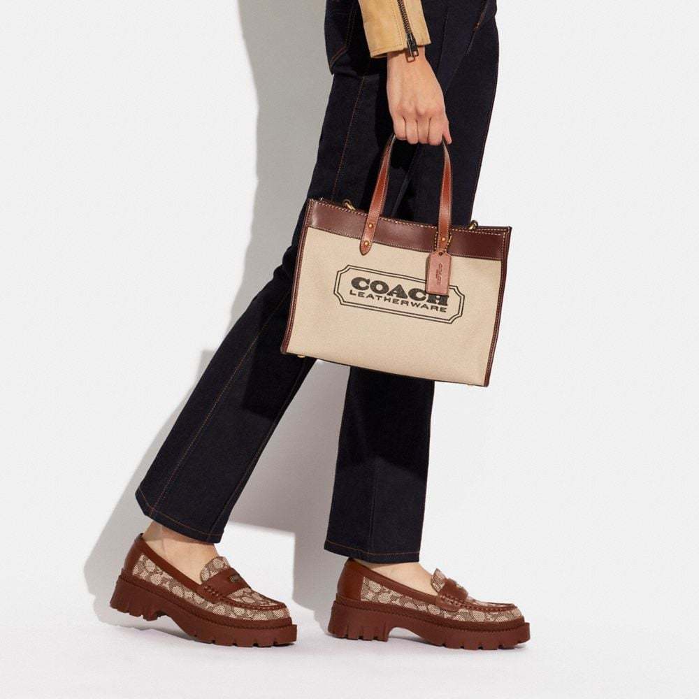 Field Tote 30 With  Badge