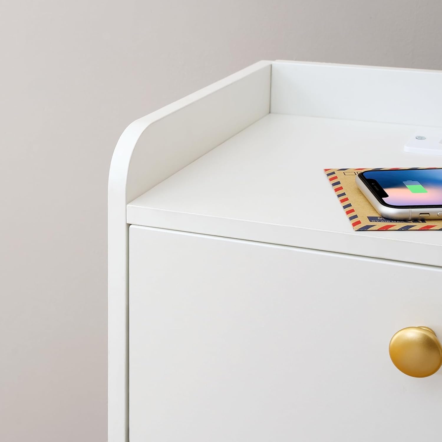EFICIENTA COMPANIE Nachttisch mit Ladestation, moderner Beistelltisch mit 2 Schubladen und offenem Regal, Sofa-Beistelltisch, Metallbeine, für Schlafzimmer, Wohnzimmer, Weiß und Gold