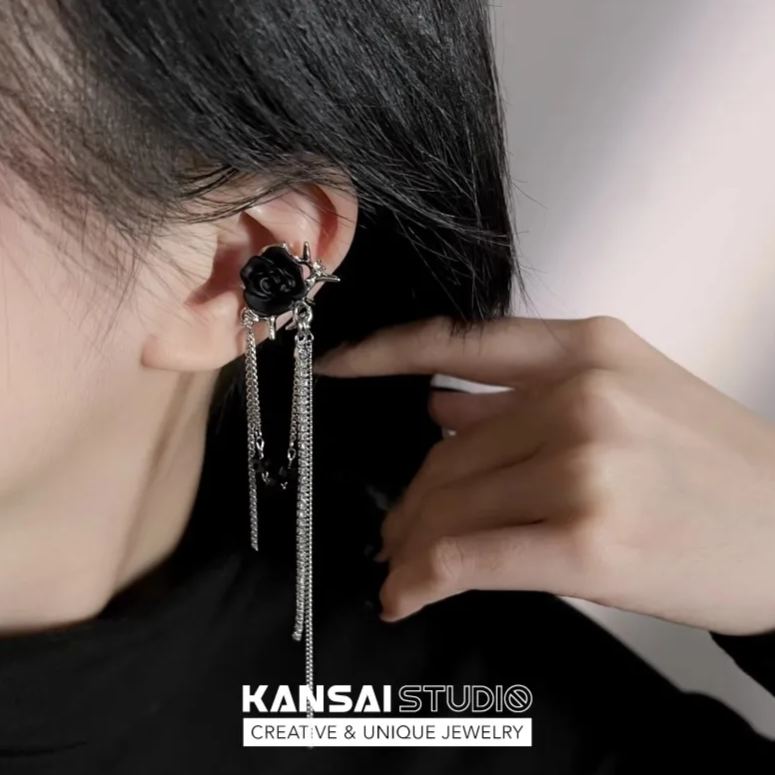 Gothic Black Rose Ear Cuff with Chains and Thorn Detail – No Piercing