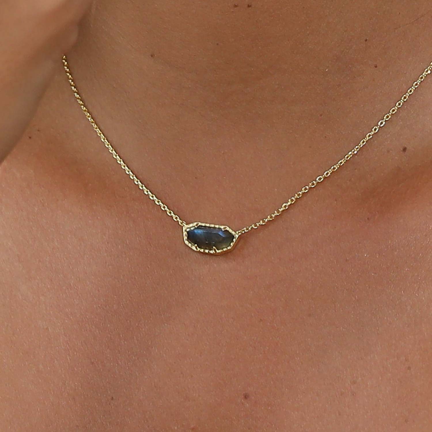 {"default":"fancy gold necklace for women, stone golden pendant necklace for women, necklace gift for women birthday"}
