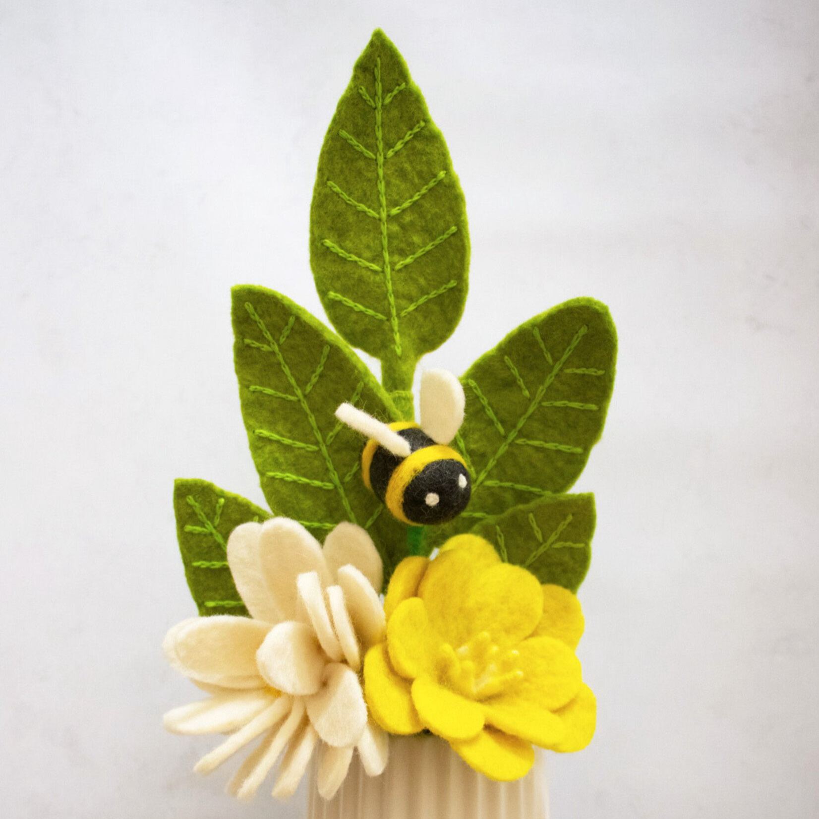 https://img-va.myshopline.com/image/store/1743649174005/global-goods-partners-honey-bee-felt-flower-bouque.jpeg?w=1652&h=2313