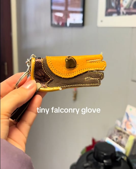 🔥 New Year Hot Sale 49% OFF🦅🧤Mini Falconry Glove Keyring — A Tiny Tribute to Falconry.🔑🎁