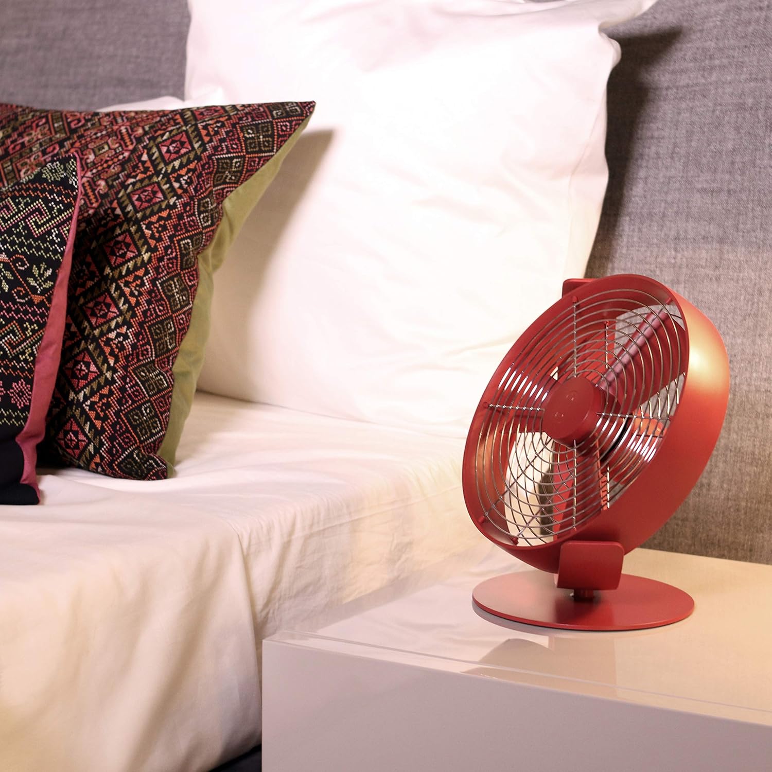 FATA GREUTATE Tischventilator Tim, kühlt leise mit stufenlosem Drehzahlregler, mit USB-Anschluss, ideal für Schlafzimmer und Büro, chili red