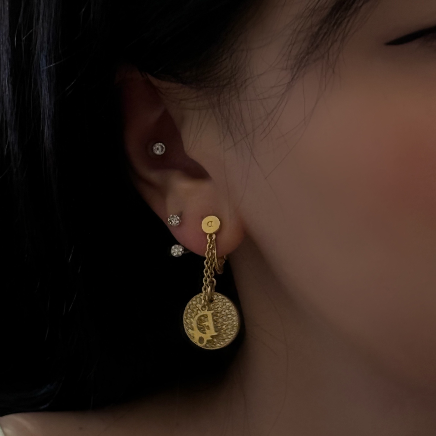 D Round logo diamond earrings