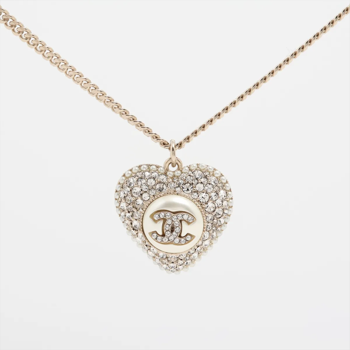 C Heart-shaped diamond necklace