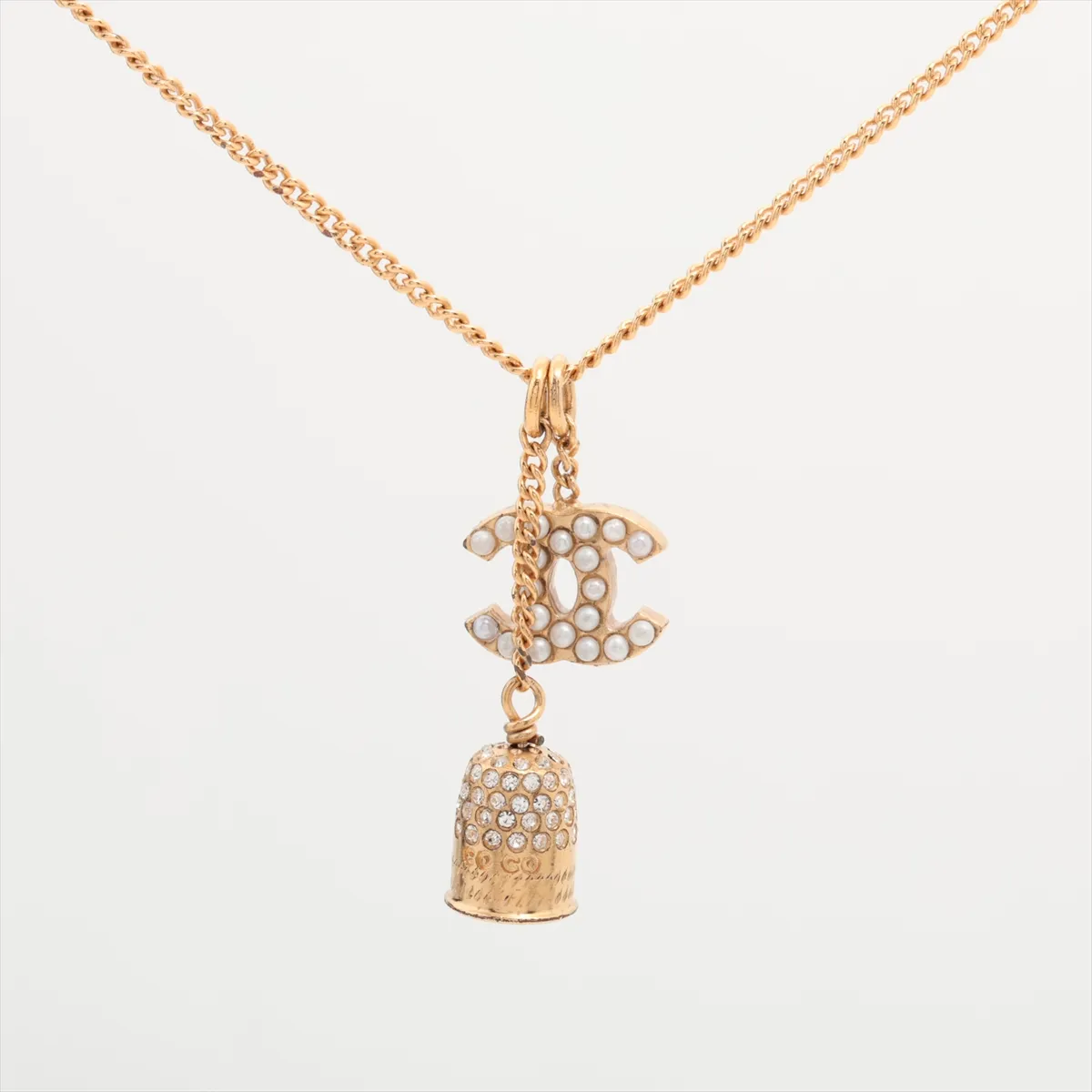 C White gold pendant necklace