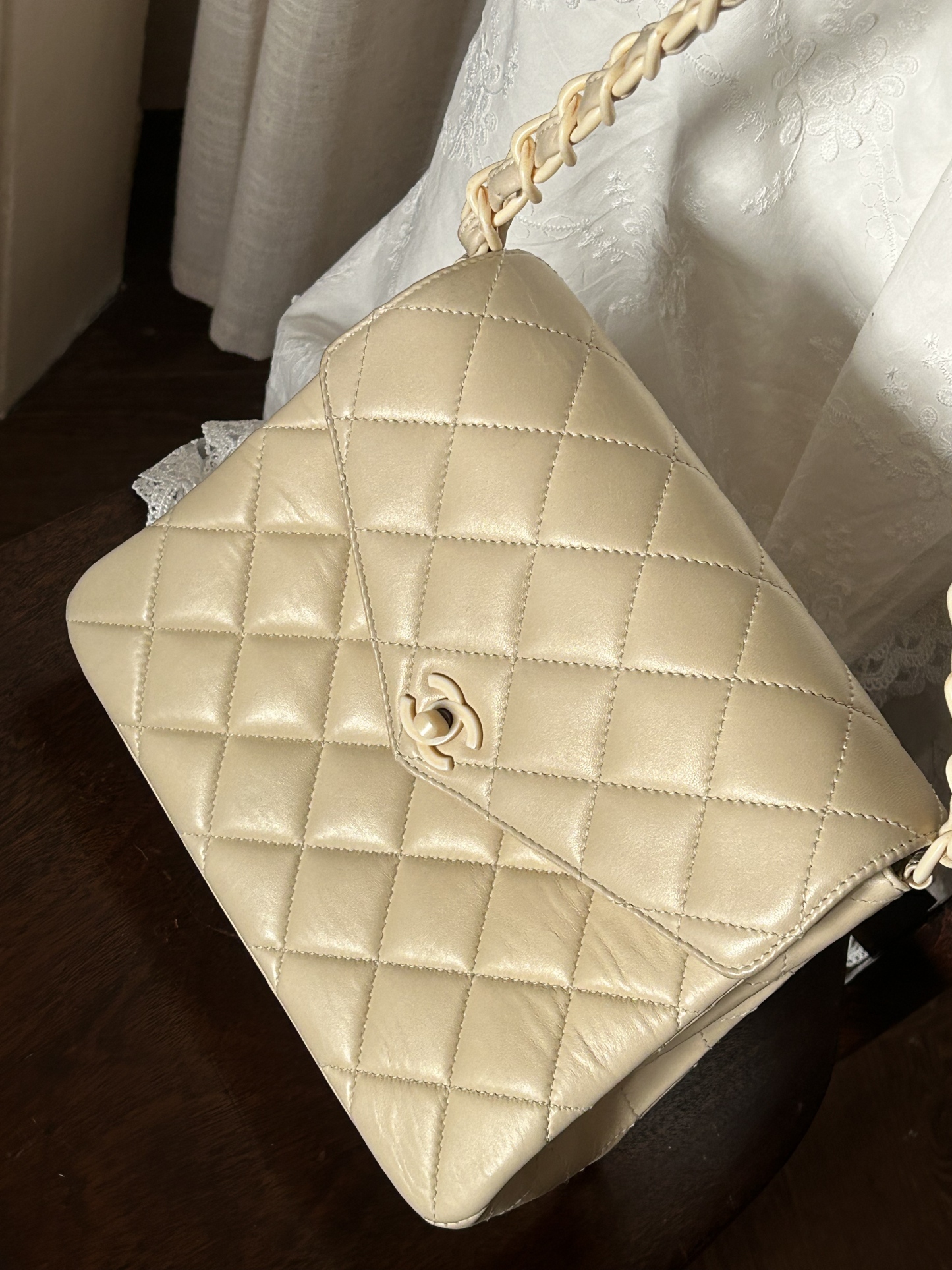 C Creamy white handbag